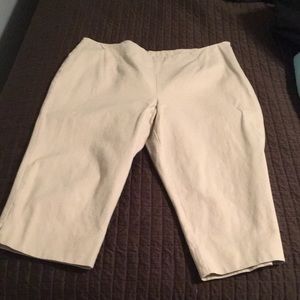 EUC Chico’s capris. Size 2.5 (14)